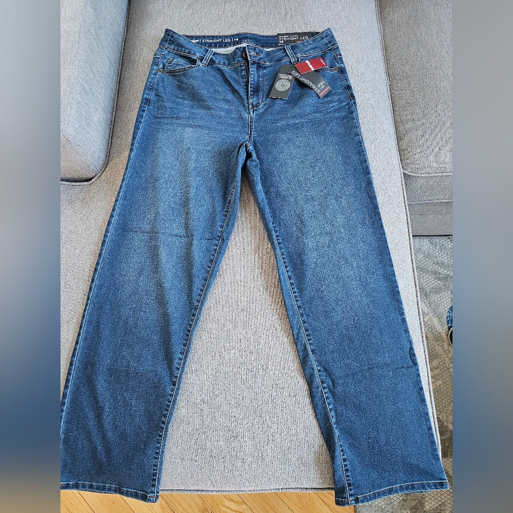 NWT- Avenue Women's Denim Straight Leg Knit Denim 5-pocket Jeans Size 14